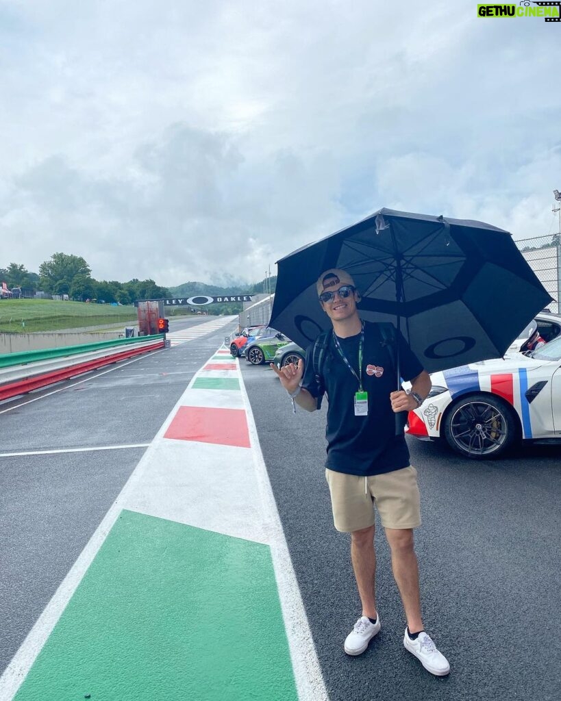 Mikaël Kingsbury Instagram - First time to Italy🇮🇹 without my skis and first MotoGP😎 Thanks @oakley for the amazing weekend🤙🏼 #BeWhoYouAre #HSTN #motogp Mugello Circuit