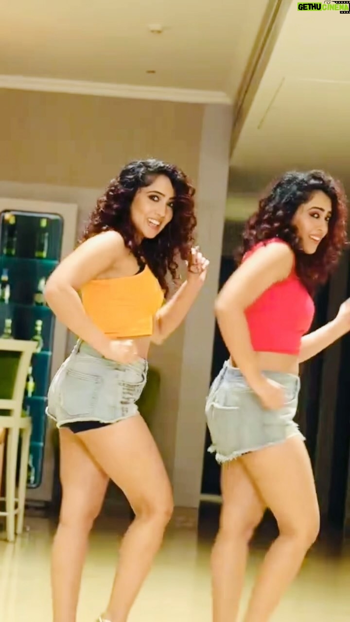 Mika Singh Instagram - The most famous twins in India, the beautiful @surabhi.samriddhi ,also known as #chinkiminki. Please tell both, kithe Challe ho π @hansrajhanshrh @tseries.official . . . . . . . #mikasingh #chinkiminki #hansrajhans #viralreels #viral #trending #trendingreels #bollywoodsongs .