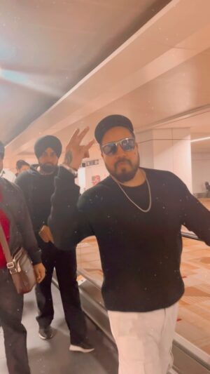 Mika Singh Instagram - Just landed in #ahmedabad ..
.
.
.
.
.
#mikasingh #mikasinghlive #mikasinghsinger #kithechalleho #badboymikasingh #gabrumikasingh