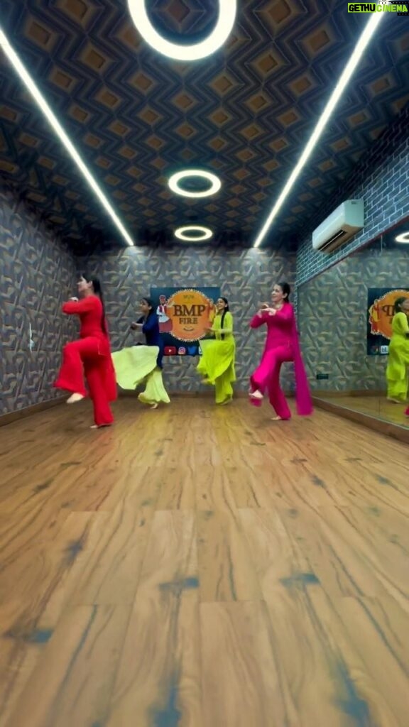 Mika Singh Instagram - King Mika Singh New Song ❤️ Naa Das De | BMP Fire #mikasingh #singer #punjabi #bhangra #dance #reels #bmpfire #reelsinstagram #naadasde #king BMP Fire Bhangra Academy