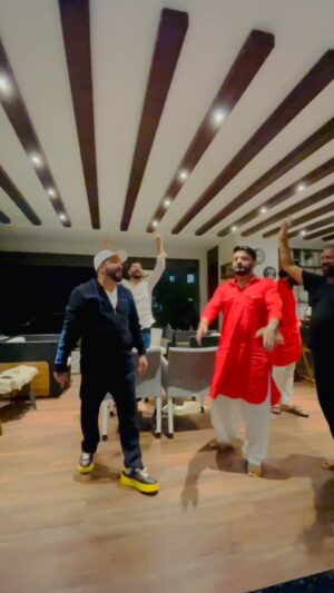 Mika Singh Instagram - Enjoy the most dashing reel on my latest track #Naadasde with @kapilsharma Bhaaji @ginnichatrath Bhabhi and my younger brother @jassijasbir. Aunty ji looks so cute as always.. 
.
.
.
.
.
.
.
.
.
.
.
#mikasingh #kapilsharma #bollywood #singers #singersongwriter #indians #viralvideo #viralvideos #trending