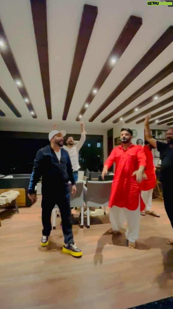 Mika Singh Instagram - Enjoy the most dashing reel on my latest track #Naadasde with @kapilsharma Bhaaji @ginnichatrath Bhabhi and my younger brother @jassijasbir. Aunty ji looks so cute as always.. . . . . . . . . . . . #mikasingh #kapilsharma #bollywood #singers #singersongwriter #indians #viralvideo #viralvideos #trending