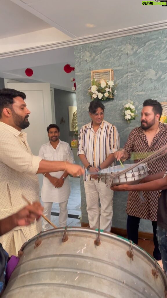 Mika Singh Instagram - Brothers for life Kapil Sharma and Mika Singh seen playing drums together on Ganesh Chaturthi. Both are neighbours and often compliment one another... . . . . #mikasingh #kapilsharma #ganpatibappamorya #festval #indian #singers #bollywoodsongs #bllywood #bollywoodcelebrities #ekdhanta ..