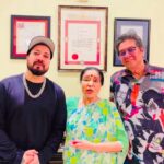 Mika Singh Instagram - I feel incredibly blessed to be sitting with the living legend, @asha.bhosle Ji. Thank you so much for your precious time. Thank you @anand007 and dear @zanaibhosle Lots of love and regards. . . . . . . . #mikasingh #ashabhosale #mikasinghlive #bollywoodcelebrity #bollywood #indian #india #treding #virlalvideo ..
