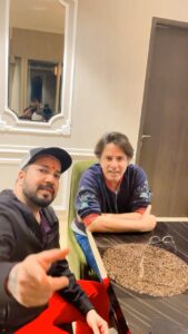 Mika Singh Instagram - Hey Guys make your reels on my favourite track ‘Ab Tere Bin’ Sitting with the Real hero of the super hit movie #ashqui1 the handsome @officialrahulroy .. #mikasingh #rahulroy #aashiqui #mikasinghsinger #singer #viral #trending #rahulroy #hero #vibe #bollywood #songs