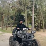 Mika Singh Instagram - Checking out @mikasingh’s awesome spot? It’s a 2-hour affair. Despite his busy days, #MikaSingh is just chilling at his #MikaSinghState with 12 horses, 18 dogs, 20 cows, and a crew of 150 people. He’s totally the king of his own scene.. . . . .. . . #mikasingh #mikasimghlive #mikasignhfarm #mikasinghstate #trending #viralvideos