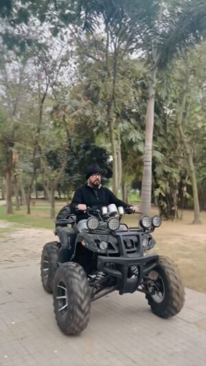 Mika Singh Instagram - Checking out @mikasingh’s awesome spot? It’s a 2-hour affair. Despite his busy days, #MikaSingh is just chilling at his #MikaSinghState with 12 horses, 18 dogs, 20 cows, and a crew of 150 people. He’s totally the king of his own scene..
.
.
.
..
.
.
#mikasingh #mikasimghlive #mikasignhfarm #mikasinghstate #trending #viralvideos