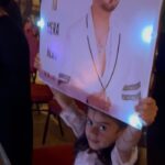 Mika Singh Instagram - Jia’s love for her favorite Mika Singh bhaji, she held the poster throughout the event!! ❤️❤️ Mika sir reciprocated the love by calling her again on stage n sung the special song for Jia.. “jia jia re jia re”!! After the event he invited us for dinner with him, n this made our day a memorable one for all our life🤗🤗 #mikasinghusatour2023#mikasingh#chicago#alhambrapalace#jazznjiasworld#fanlove#toddlerfan#kidfan#love#respect#grateful #jiajiarejiare#fanmoment Alhambra Palace