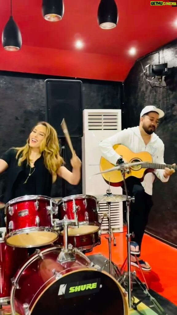 Mika Singh Instagram - If your Monday has been boring… Call us 😂 We are ready for the week Thanks @mikasingh that was fun ✨😎 #leilamainleila #drums #gowild #gofun #music