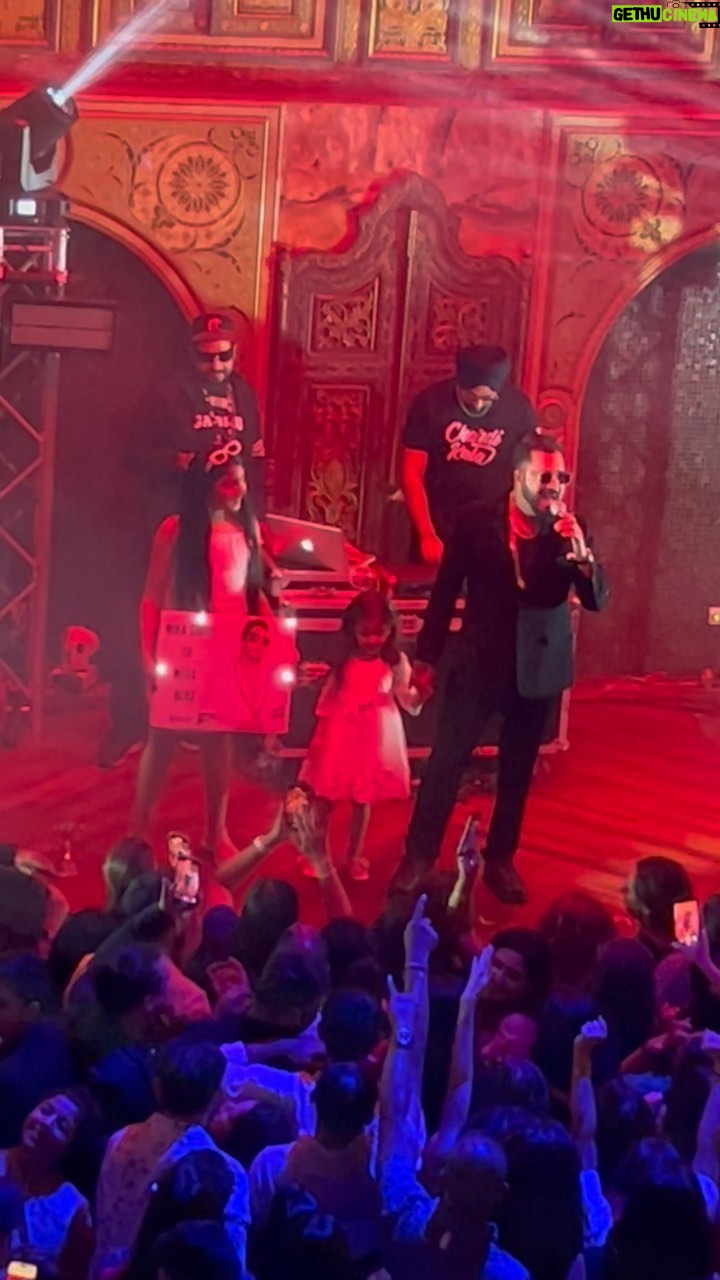 Mika Singh Instagram - This is true blessing, a dream come true again!! Lots of love n respect for Mika bhaji🙏🙏, can’t thank him enough🙏🙏 #respect#love#gratefulness#mikasingh#kingmikasinghfanpage#mikasinghusatour2023# Alhambra Palace