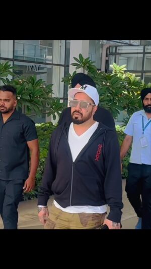 Mika Singh Instagram - New York to Delhi, Delhi to Chandigarh.. after 15 shows but phir bhi main thakega nahi Sala 😂. These days Kids perform for an hour and will post oh I’m so tired. Landed today and now all set to rock Mohali stadium. Aajo sare maidan ch naal bhangra pane..
At Sher E Punjab League 
PCA Stadium, Mohali.
T 20 Cup