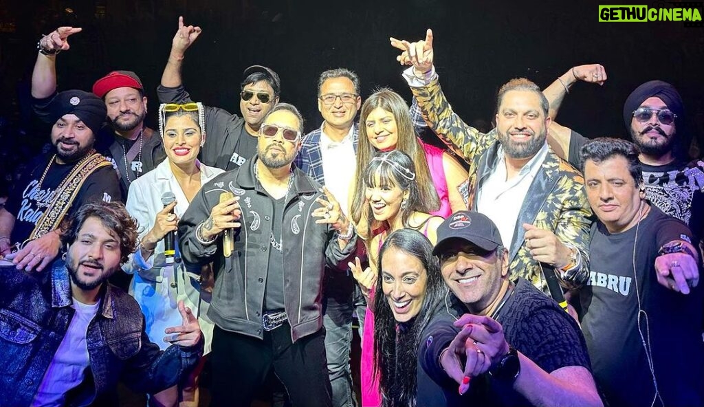 Mika Singh Instagram - Work becomes worship when god blesses you with a great team who supports , encourages , guides & stands by you. That’s what @mikasingh pajji’s team has been to me for the last 6 years. They saw me turn a host and now a singer. My respect for them has only grown 🙏 Special thanks to our national promoters @manish.sood & @deepa.sood30 who tirelessly worked to make this tour a mega hit ! Thank you @nikkisinghmusic @raman_kapoor #asma #sunny #mark #rummypajji @trs4eva #jassi #deepak ji #amar ji USA