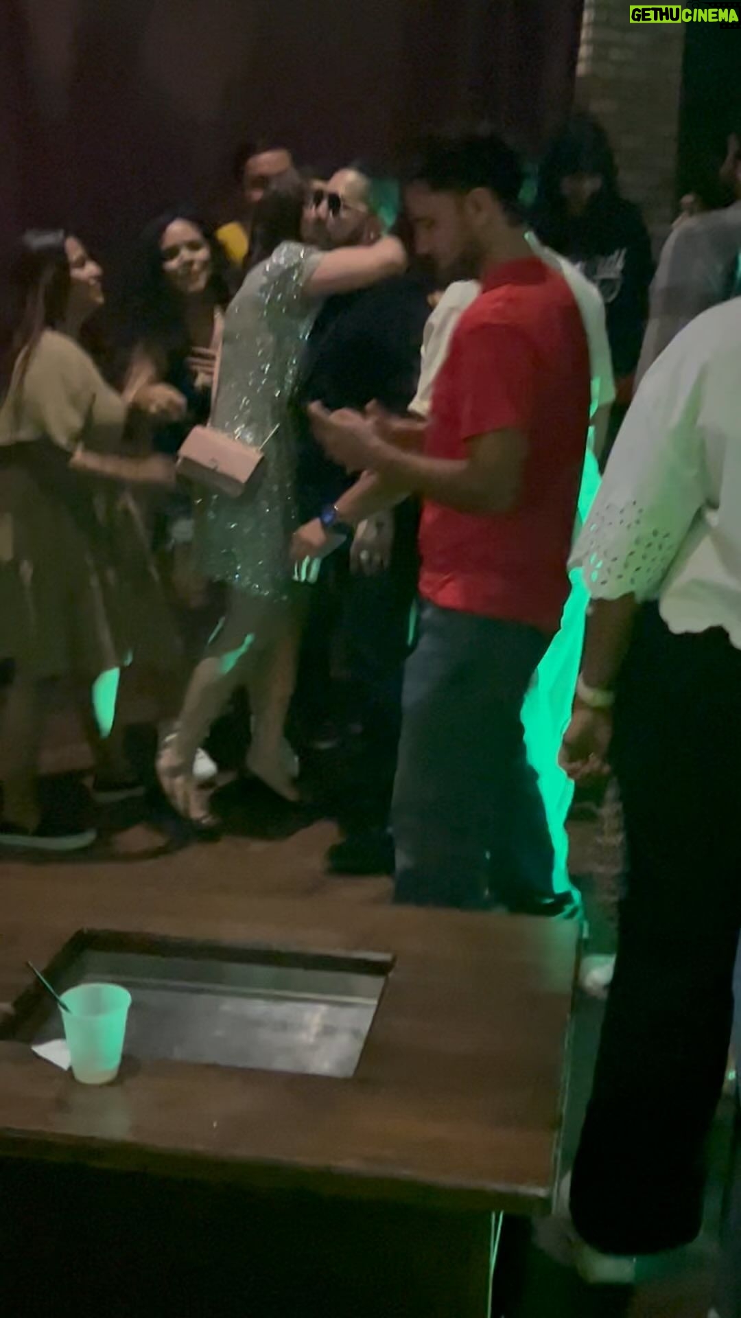 Mika Singh Instagram - Mika Singhβs fan getting crazy for selfie with him, surrounded him completely but he was still smiling n enjoying his fans, what a humble superstar he isππ»ππ»ππ»ππ» #mikasinghusatour2023#kingmikasinghfanpage#mikasingh#afterparty#bollywoodafterparty#bollywood#bollywoodsongs#bollywoodcelebrity#bollywoodsinger#viral#trending
