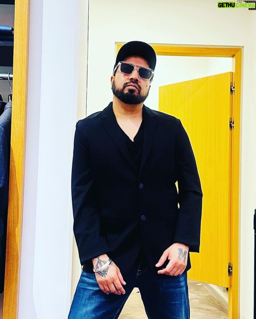 Mika Singh Instagram - For success, attitude is equally as important as ability. Good afternoon:) have a wonderful day:) . . . . . . : #mikasingh #viral #trending #bollywoodsinger #singer #bollywood #instagram #bollywoodsongs #viral #horse #horseriding #richest #richestman #richestlifestyle #mikasinghlive #mikasinghusatour2023 #bolllywoodsingers mikasingh100showsworldtour