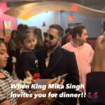 Mika Singh Instagram – Waheguru di mehar 🙏🙏
this weekend for us kept getting better and better… how can one recover from this – still can’t believe the love that was showered on us by the KING himself @mikasingh – such a humble and genuine star and the love is equally reciprocated – so grateful to have had such an experience. 
Jia loves Mika Paaji and Mika paaji loves Jia!!💗💗
#mikasinghlive#mikasingh#bollycelebrities_ #kingmikasinghfanpage#jazznjiasworld#trending#viral#fanmoment#minneapolis#dancingganesharestaurant#minnesota#mikasinghusatour2023#bollywood#singers#indiansingers#performer#2023
#grateful#thankful#givelovegetlove#whatgoesaroundcomesaround Dancing Ganesha – Minneapolis