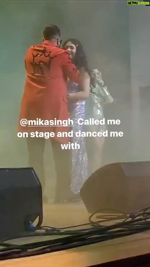Mika Singh Instagram - When you emcee the pre show @mikasingh live concert in Minneapolis and he called you 🙈🙈 in between his power packed performance on stage and dance with you ….. omg … that moment 😍😍😍🔥🔥🔥🔥💖💕❤️ … I just can’t explain her that surreal moment 🔥🔥💖 Thank you @lmtseva @manish.sood this was a night to remember forever ❤️❤️💖 so serene 💕 And thank you each and everyone of you who cheered for me ❤️😘 you all were so amazing 😘 thank you all my queens for constantly supporting me there love you 😘 Thank you @stuti.music & @madhavigurajada for this lovely capture💖😘 #mikasingh #liveconcert #minneapolis #emcee #lightcameraaction #stage #emceelife #emceeing Minneapolis Convention Center