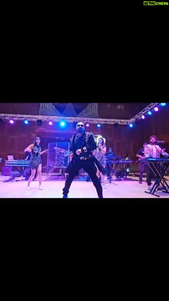 Mika Singh Instagram - Mauja Hee Mauja 🔥 Only #mikasingh Bhaji knows how to Make People Dance !! #usatour2023🇺🇸 is going on #mikasingh #mikasinghusatour2023 #mikasinghlive #mikasinghfanclub #usatour2023🇺🇸 #music #viral #trending #bollywoodsinger #singer #bollywood #instagram #bollywoodsongs #reelsinstagram
