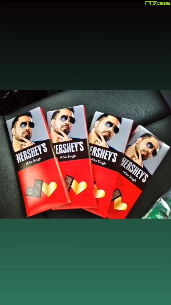 Mika Singh Instagram - Explored @hersheyschocolateworld in #pennsylvania today before we hit the stage for our concert tomorrow. #hersheys #chocolate #world #concert #pennsylvania #mikasingh #mikausatour #usatravel