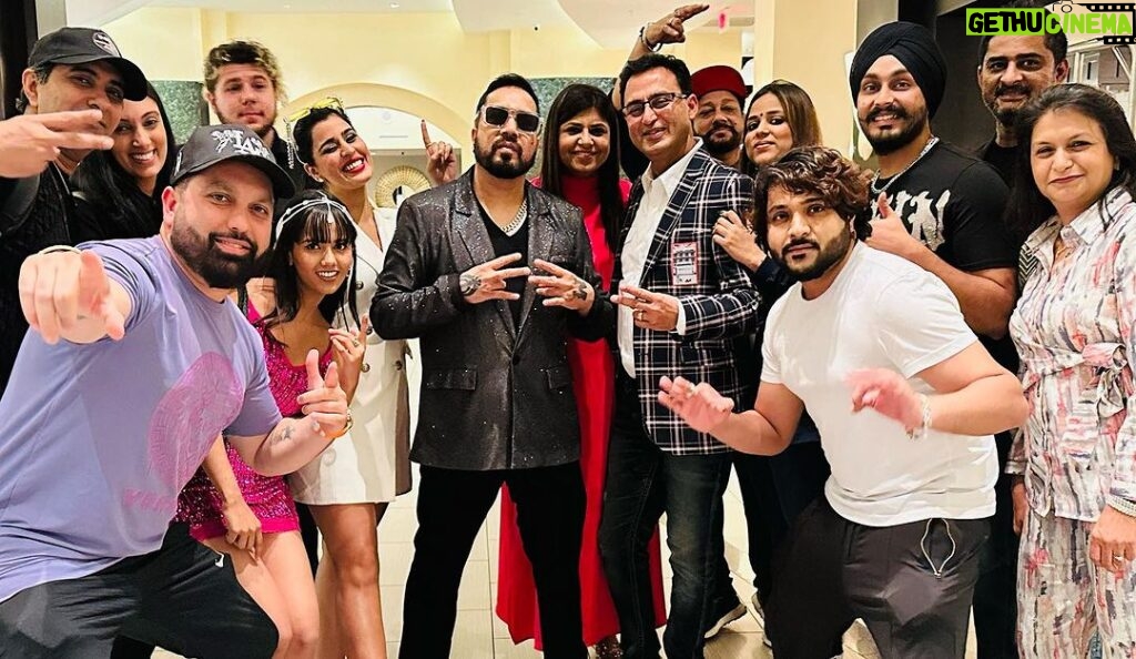 Mika Singh Instagram - Work becomes worship when god blesses you with a great team who supports , encourages , guides & stands by you. That’s what @mikasingh pajji’s team has been to me for the last 6 years. They saw me turn a host and now a singer. My respect for them has only grown 🙏 Special thanks to our national promoters @manish.sood & @deepa.sood30 who tirelessly worked to make this tour a mega hit ! Thank you @nikkisinghmusic @raman_kapoor #asma #sunny #mark #rummypajji @trs4eva #jassi #deepak ji #amar ji USA