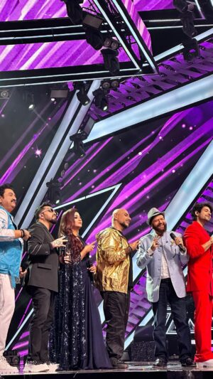 Mika Singh Instagram - Assi sare jaa rahe hai #indionidol  @indianidols te tussi #kithechalleho?
@hansrajhanshrh @shreyaghoshal @vishaldadlani @kumarsanuofficial @the_yasirhussain ..