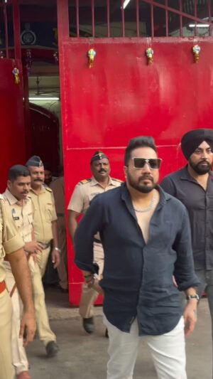 Mika Singh Instagram - 🚨 BREAKING NEWS: Mika Singh Shocks Fans with Atharva Jail Visit! 😱📸

Hold your breath, Mika Singh fans! The sensational singer was spotted at Atharva Jail, sparking a frenzy of questions. 🤔🔥

😅 RELAX, FOLKS! 🕊️✨

Before panic sets in, here’s the surprise—Mika Singh went to Atharva Jail to spend Diwali with 4000 prisoners! 🪔🎉

🎤🌟 Mika’s Diwali Mission: A spontaneous call from the Superintendent of Police Mr. #harshadahiraled Mika and his @divinetouchfoundation_ Touch NGO team to spread joy in an unexpected place. Kudos to Mika for turning shock into a celebration of goodness! 🙌💖 #MikaDiwaliSurprise #SpreadLove 🌈.
.
.
.
.
.
.
.
.
.
.
.
.
#mikasingh #mikasinghlive #mikasinghsinger #singers #viralvideos #trendingreels ..