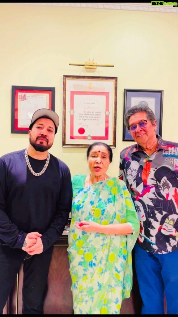 Mika Singh Instagram - I feel incredibly blessed to be sitting with the living legend, @asha.bhosle Ji. Thank you so much for your precious time. Thank you @anand007 and dear @zanaibhosle Lots of love and regards. . . . . . . . #mikasingh #ashabhosale #mikasinghlive #bollywoodcelebrity #bollywood #indian #india #treding #virlalvideo ..