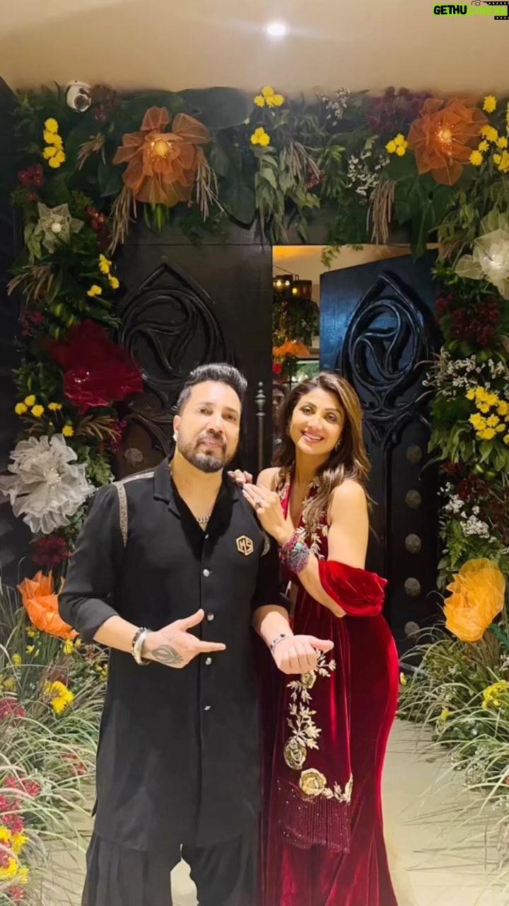 Mika Singh Instagram - The handsome @mikasingh with beautiful @theshilpashetty Diwali party.. 3 dashing Punjabi’s @anilskapoor @mikasingh and @onlyrajkundra @rameshtaurani @meet_bros_manmeet @meetbrosofficial @rj.mahvash @kiranbawaofficial . . . . . . #richlife #diwaliparty #diwali #mikasingh #rajkundra #shilpashetty #anilkapoor #bollywoodcelebrity