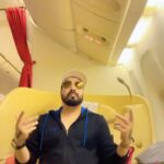Mika Singh Instagram – Just landed in #newyorkcity ..
I never heard this song .
But I just loved it cuz they are saying #mikamika😂..
.
.
.
.
.
#mikasingh #newyork #viralreels #viralvideos #trendingsongs .