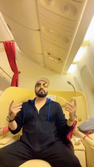 Mika Singh Instagram - Just landed in #newyorkcity ..
I never heard this song .
But I just loved it cuz they are saying #mikamika😂..
.
.
.
.
.
#mikasingh #newyork #viralreels #viralvideos #trendingsongs .
