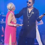 Mika Singh Instagram - Every Era Enjoys @mikasingh Bhaji's Superhit songs Everywhere 🔥✨ An Amazing 70 Years old Fan Enjoyed the Show and Danced well ✨🌸 What's your Reaction on this Energetic Performance!! 👑 #mikasingh #mikasinghfans #mikasinghsongs #mikasingh100showsworldtour #mikasinghlive #kingmikasinghfanclub #fanpage #bollywood #singer #reelsinstagram #reelsvideo #reels
