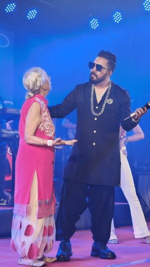 Mika Singh Instagram - Every Era Enjoys @mikasingh Bhaji's Superhit songs
Everywhere 🔥✨

An Amazing 70 Years old Fan Enjoyed the Show and Danced well ✨🌸 

What's your Reaction on this Energetic Performance!! 👑

#mikasingh #mikasinghfans #mikasinghsongs #mikasingh100showsworldtour #mikasinghlive 
#kingmikasinghfanclub #fanpage #bollywood #singer #reelsinstagram #reelsvideo #reels