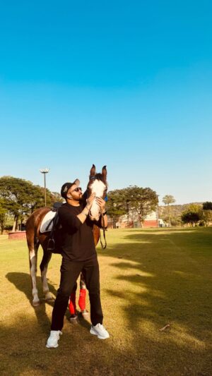 Mika Singh Instagram - This is called unconditional love.. @mikasingh at his little paradise. Chilling with his buddies taking in fresh air after his USA tour..
#mikasinghusatour2023 
. 
.
.

.
.

.
#mikasingh100acresland #mikasingh #mikasinghlive #mikasinghfanclub #mikasinghfarmhouse #mikasighpardise #singers #horse #animal #trending#viralvideos