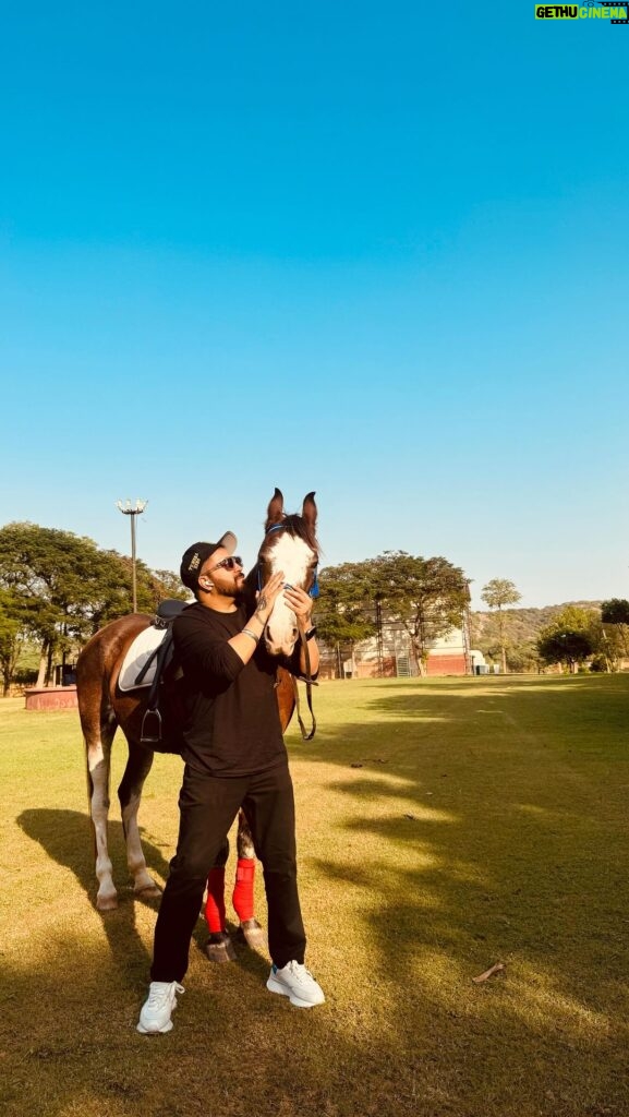 Mika Singh Instagram - This is called unconditional love.. @mikasingh at his little paradise. Chilling with his buddies taking in fresh air after his USA tour.. #mikasinghusatour2023 . . . . . . #mikasingh100acresland #mikasingh #mikasinghlive #mikasinghfanclub #mikasinghfarmhouse #mikasighpardise #singers #horse #animal #trending#viralvideos