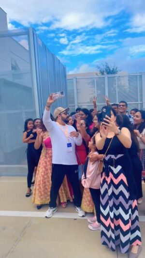 Mika Singh Instagram - King @mikasingh with fans .
.
.
.
.
.
.
.
.

#mikasingh #mikasinghsongs #mikasinghlive #mikasinghfans #kingmikasinghfanclub #kingmikasingh #Mikasinghusatour2023