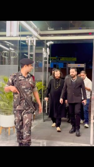Mika Singh Instagram - The greatest Legendary @hansrajhanshrh and Rockstar @mikasingh seen together. Planning a song for the first time.. watch this space...
.
.
.
.
.
.
#mikasingh #mikasinghlive #viral #hansrajhans #trendingreels #bollywood #punjbab #punjabi.