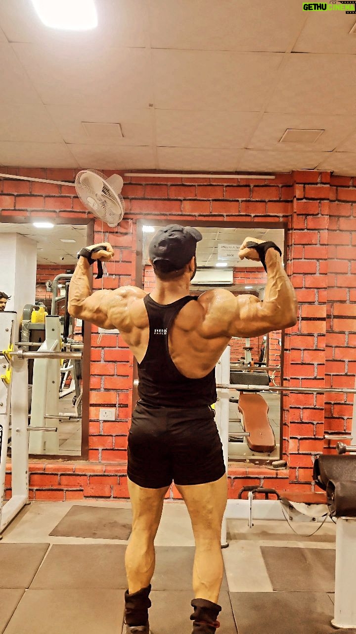 Mika Singh Instagram - Mika bhai song🥰🥰@amitgupta_mrworld...#reels #reel #instagram #viralsong #gym #fitness #gym #workout #fitnessmotivation #fit #motivation #bodybuilding #training #health #fitfam #love #healthylifestyle #lifestyle #gymlife #gymmotivation #sport #instagood #healthy #muscle #personaltrainer #fitnessmodel #crossfit #exercise #weightloss #fitnessjourney