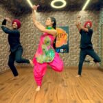 Mika Singh Instagram - Naa Das De | Mika Singh | BMP Fire #mikasingh #playbacksinger #reels #bhangra #dance #naadasde #instagram #bmpfire #singer #song #punjabi BMP Fire Bhangra Academy