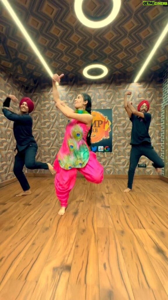 Mika Singh Instagram - Naa Das De | Mika Singh | BMP Fire #mikasingh #playbacksinger #reels #bhangra #dance #naadasde #instagram #bmpfire #singer #song #punjabi BMP Fire Bhangra Academy