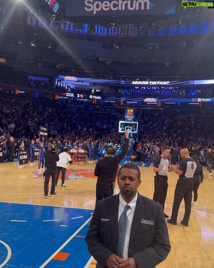 Mike Colter Instagram - The @nyknicks got a win last night! The @thegarden experience is a hard one to beat. It's been a minute since I've been coming to these games, but it's always a treat! ππΏ #jamesdolan for being a gracious host. Let's go Knicks!! #miamiheat #nyknicks π§₯ @rootsoffight Madison Square Garden
