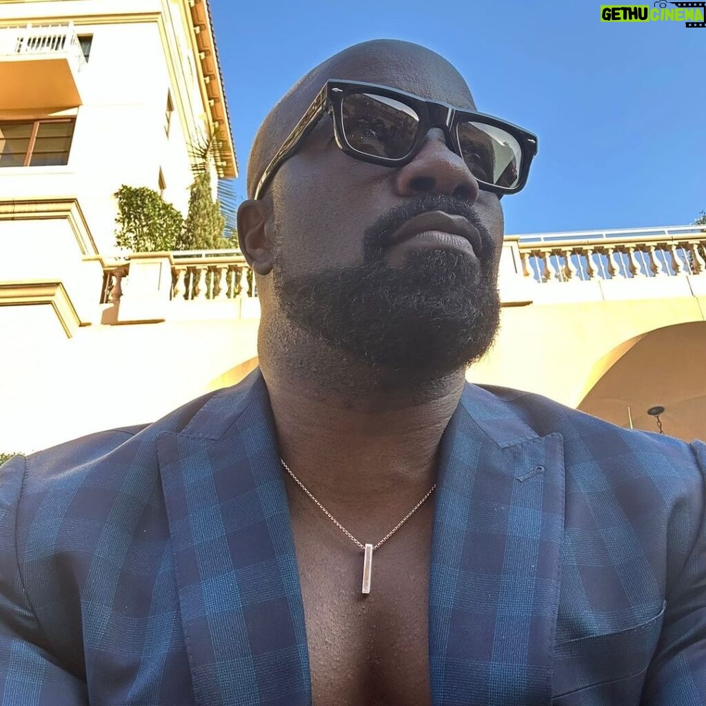 Mike Colter Instagram - 🌞 Taking in the sights in Beverly Hills.😎@glaudibyjohanahernandez #menswear #mikecolter