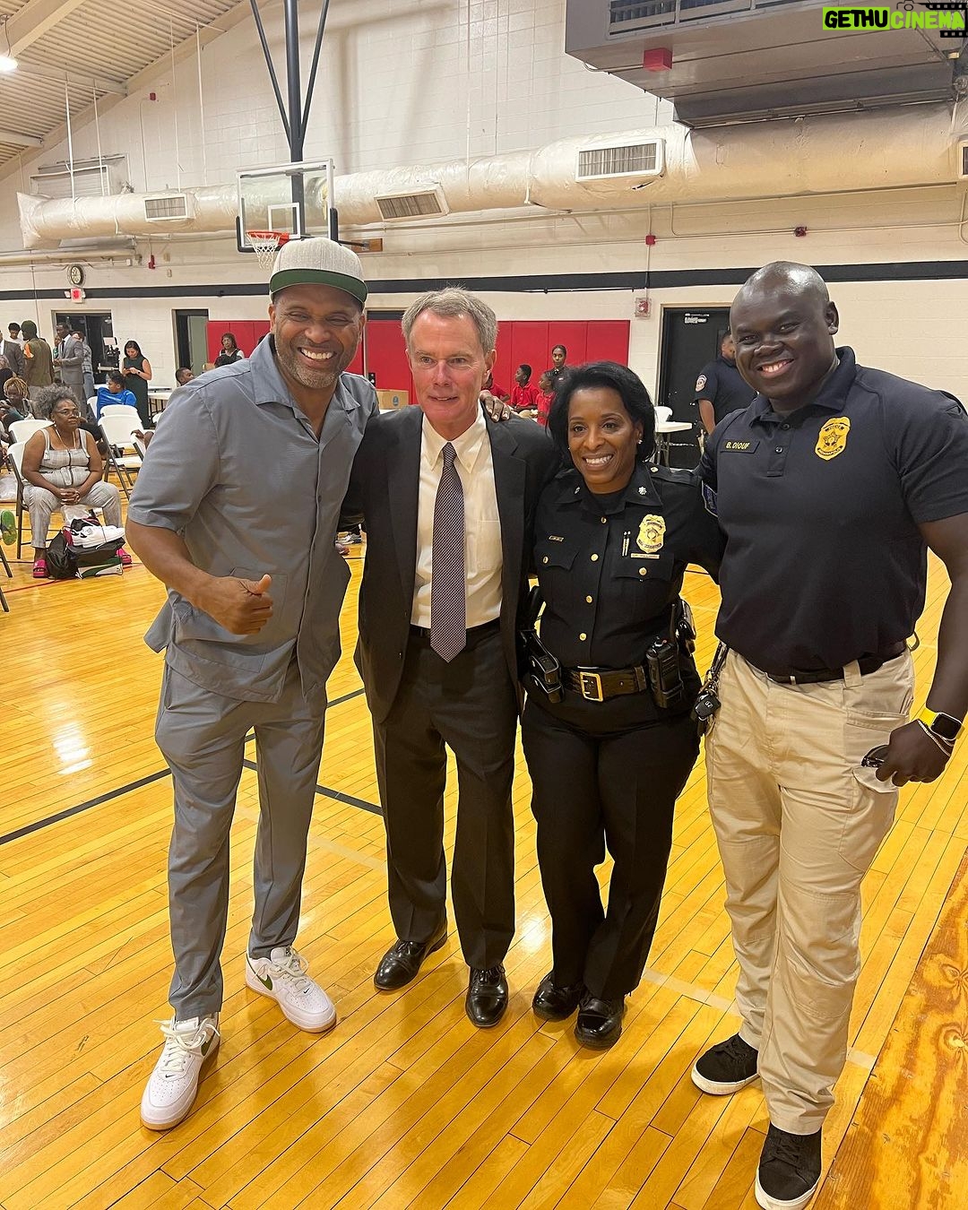 Mike Epps Instagram - Thank you ๐๐ฝ Heavenly Father for the opportunity to give our city kids some joy and hope this year at the MIKE EPPS 1st annual back to school shoe blessing ceremony I wanna thank @reginamarsh56 Indianapolis Pal club commander Ida Williams and @mayorhogsett for all the support letโs keep making these kids happy