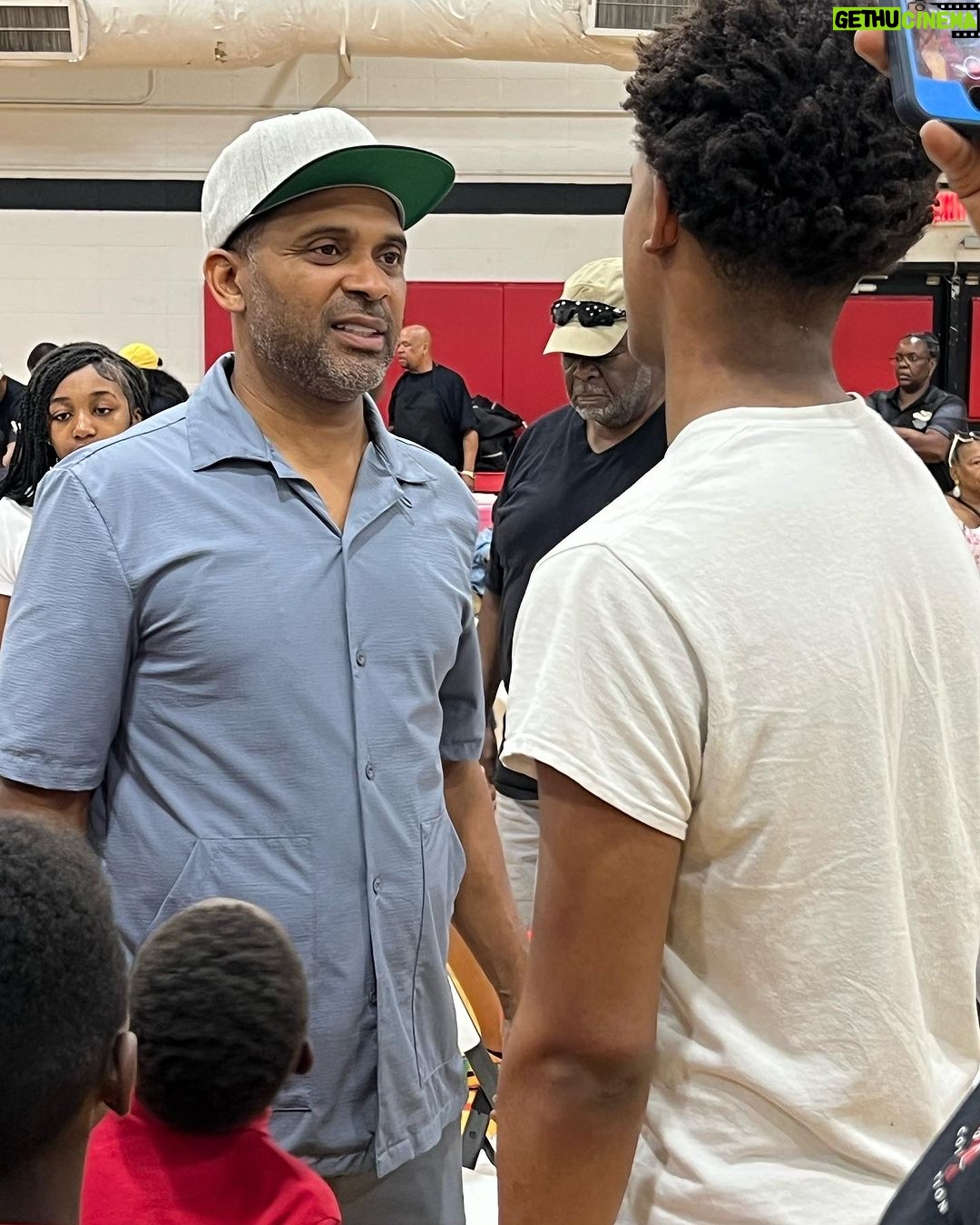 Mike Epps Instagram - Thank you ๐๐ฝ Heavenly Father for the opportunity to give our city kids some joy and hope this year at the MIKE EPPS 1st annual back to school shoe blessing ceremony I wanna thank @reginamarsh56 Indianapolis Pal club commander Ida Williams and @mayorhogsett for all the support letโs keep making these kids happy