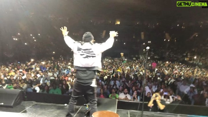 Mike Epps Instagram - Thank you 🙏🏽 BROOKLYN it was lit 🔥 up ⬆️ @barclayscenter #straightjokesnochasercomedytour #rippopsmoke🙏🏾