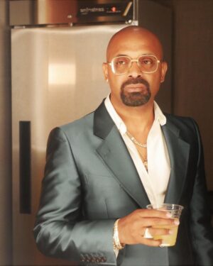 Mike Epps Instagram - Riuniti on ice 🧊 swip >✨🟢