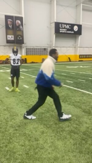 Mike Epps Instagram - The Steelers wanted to kill me for wearing@cotlts blue and the @colts are gonna kill me for being thier 😂😂😂 I was a Steelers fan before 1984 the colts came to Indianapolis on Mayflower trucks and I was instantly Colts for life # ripjimmywhopo #imissed3