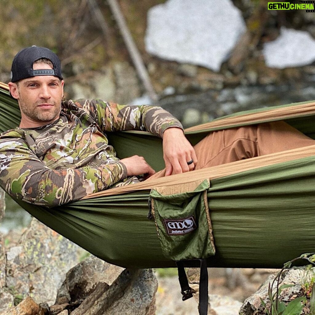 Mike Vogel Instagram - Sorry Cooper, not really a suit and tie kind of guy…. Hope y’all are kickin’ back this weekend (and watching and rewatching @sexlife 😎). Much love! #mountainlife #getoutthere