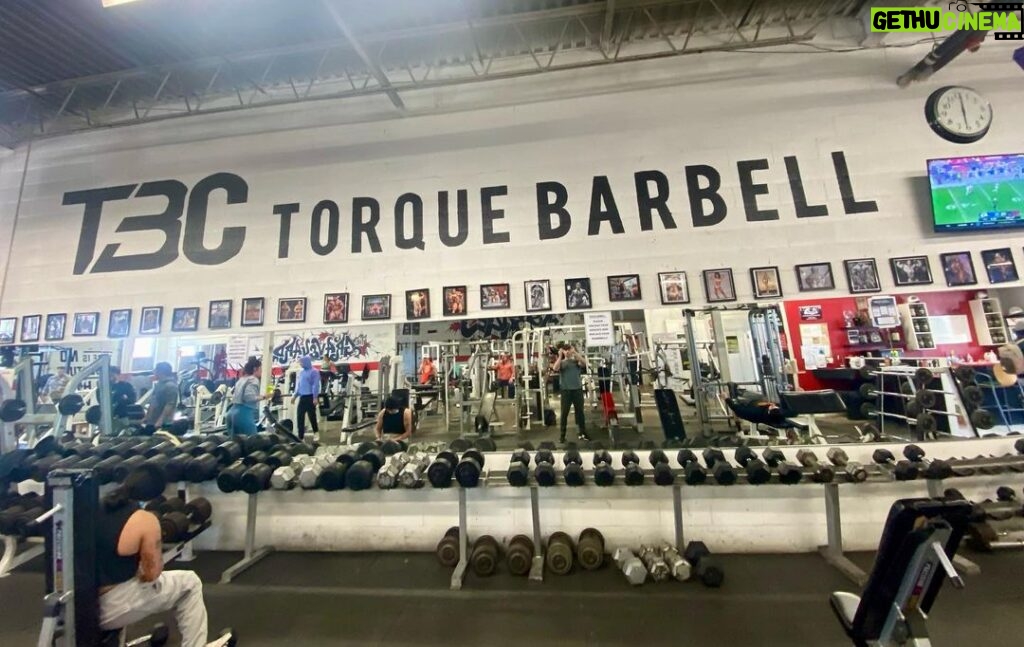 Mike Vogel Instagram - Back at it…. @sexlife S2. What better place to start than Toronto’s best gym. @torquebarbell #getit