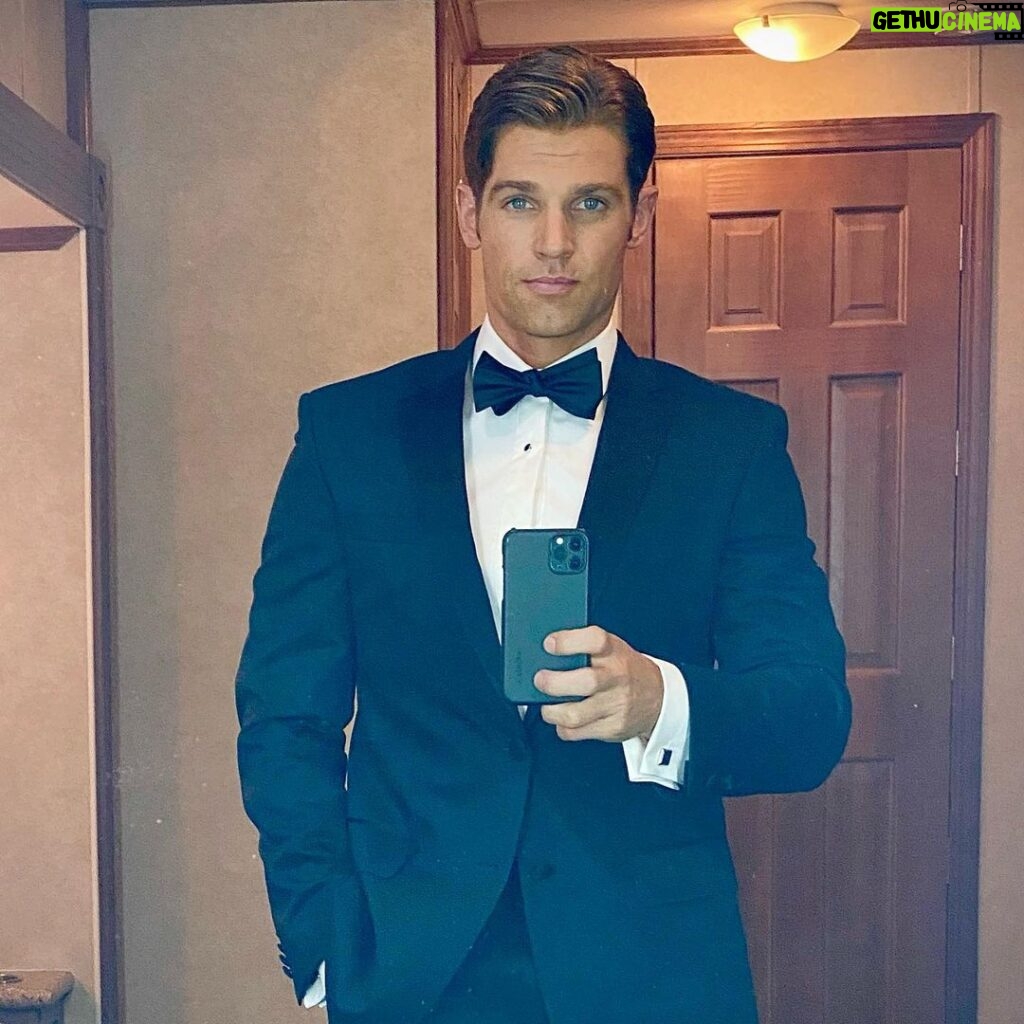 Mike Vogel Instagram - About to say “I do”. Again. @sexlife @netflix