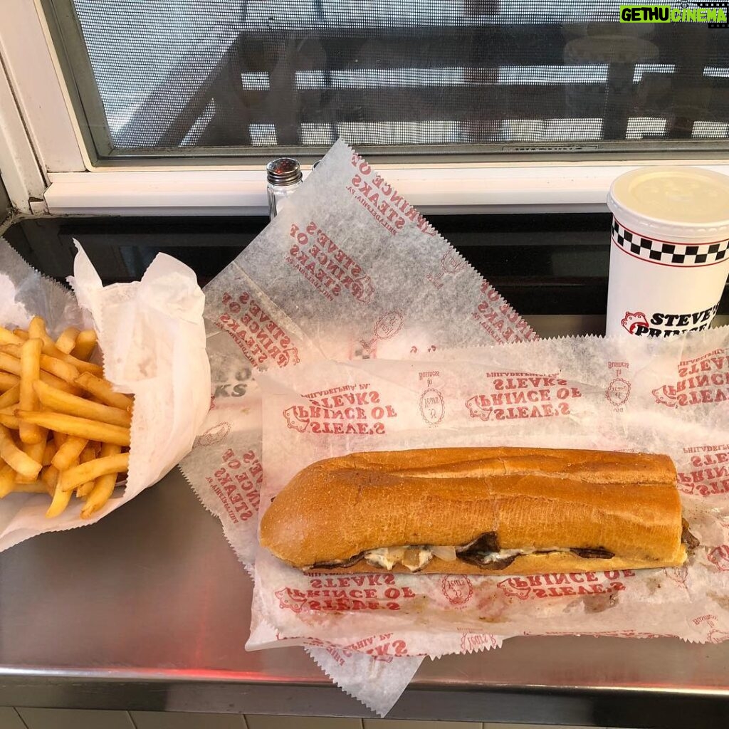 Mike Vogel Instagram - ‪There is nothing more satisfying than watching the fear and trepidation of someone ordering a cheese steak for the first time in Philly.....😎 #troll #Steve’s #ByeByeAbs ‬#diet