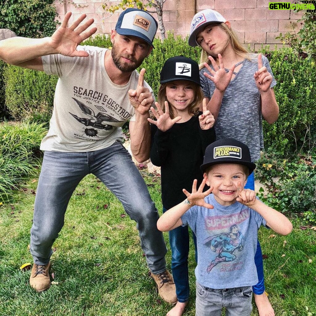 Mike Vogel Instagram - ‪It’s no secret who our favorite #NASCAR driver is... big ups 2 @Tbayne6 for the hats and keeping the Vogel family smooooothe. Finish strong brother. @advocare @PerformancePlusMotorOil @Nascar #6 #VroomVroom ‬